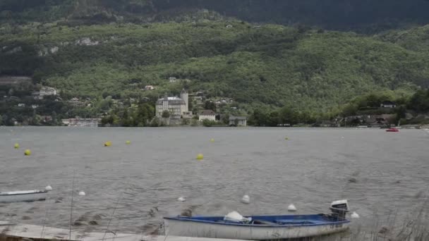 호수에 강한 바람 — 비디오
