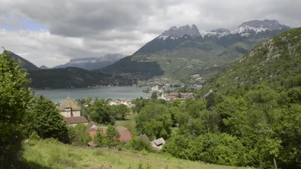 Uitzicht op een kasteel aan het meer — Stockvideo