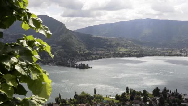 Vista de un castillo en el lago — Vídeo de stock