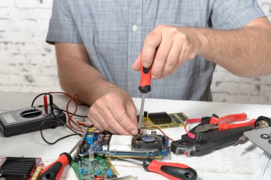 bir bilgisayarı onarmak bir teknisyen