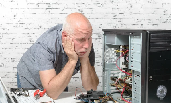 A man has a problem with his computer — Stock Photo, Image