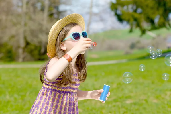 Una niña haciendo burbujas de jabón — Foto de Stock