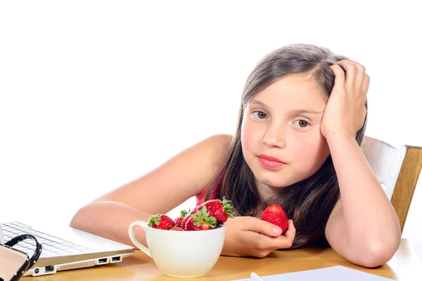 Маленькая девочка ест клубнику — стоковое фото