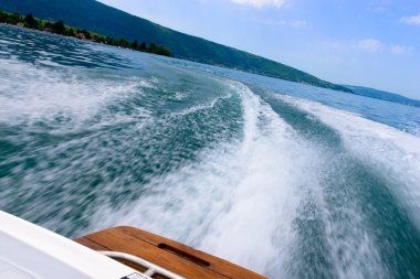 dalgaları arkasında bir motorlu tekne