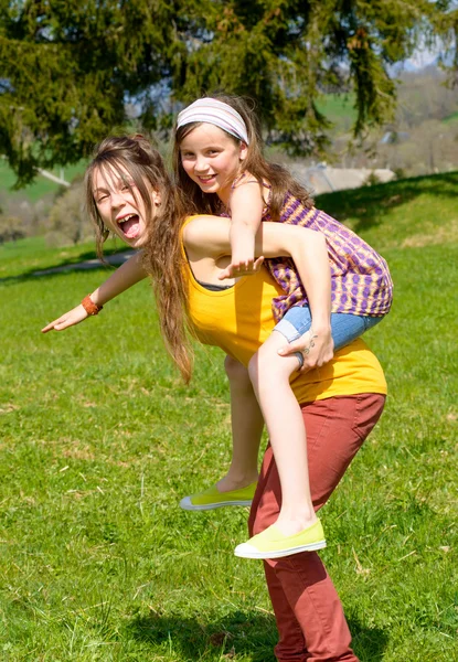 Mamá y su hija juegan en la naturaleza —  Fotos de Stock