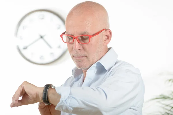 A man looks at his watch — Stock Photo, Image