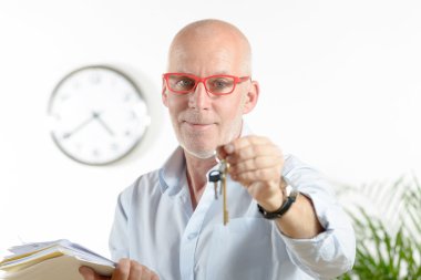 gerçek bir emlakçı evin anahtarları verir