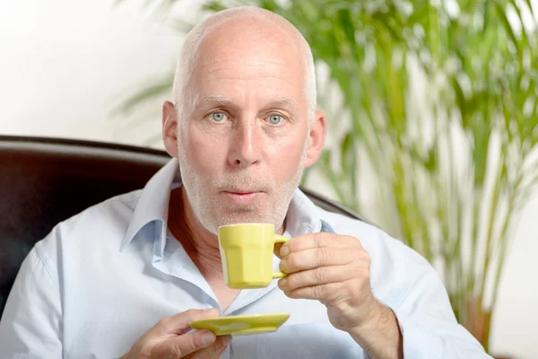 A middle-aged man drinking coffee — Stock Photo, Image