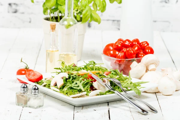Salade de saison sur la table blanche — Photo