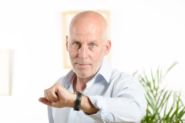 A man  looks at his watch — Stock Photo, Image