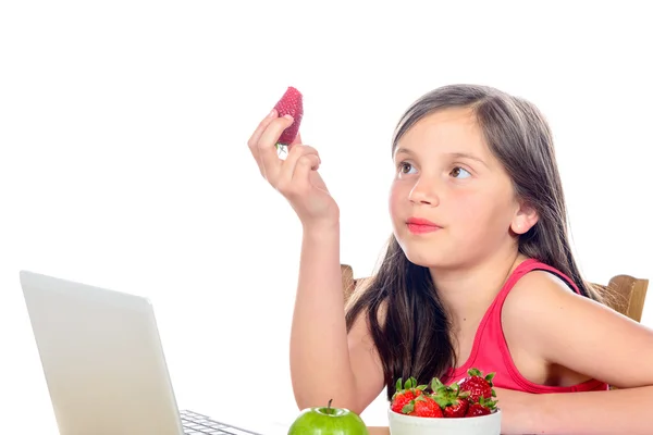 Une petite fille mangeant une fraise — Photo