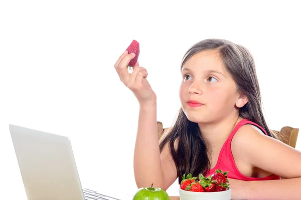 Una niña comiendo una fresa — Foto de Stock