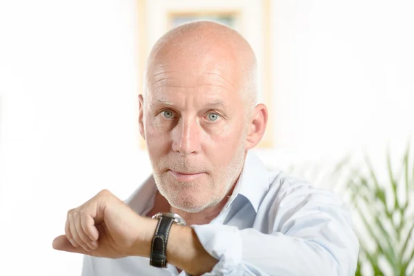 A man  looks at his watch — Stock Photo, Image