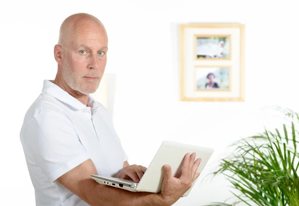 Retrato de un hombre de mediana edad en su oficina — Foto de Stock