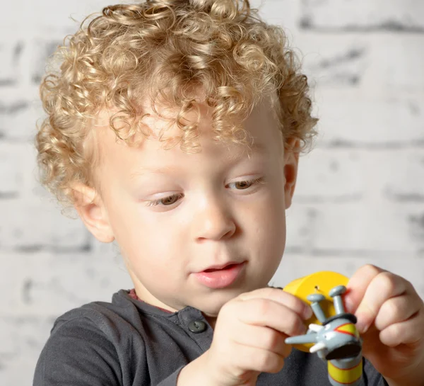 Ett litet barn leker med leksaker djur — Stockfoto