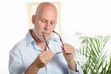 Orta yaşlı bir adamın portresi