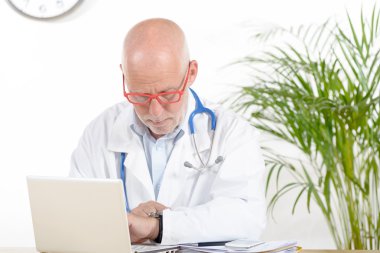 um médico em seu escritório