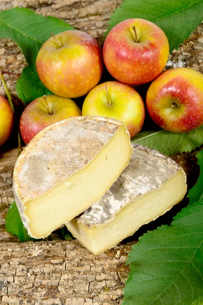 Francouzské sýry s jablky — Stock fotografie