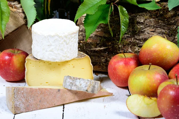 Französischer Käse mit Äpfeln — Stockfoto