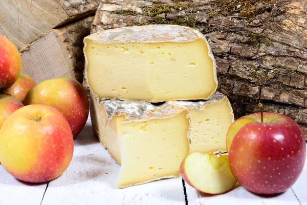 Francouzské sýry s jablky — Stock fotografie