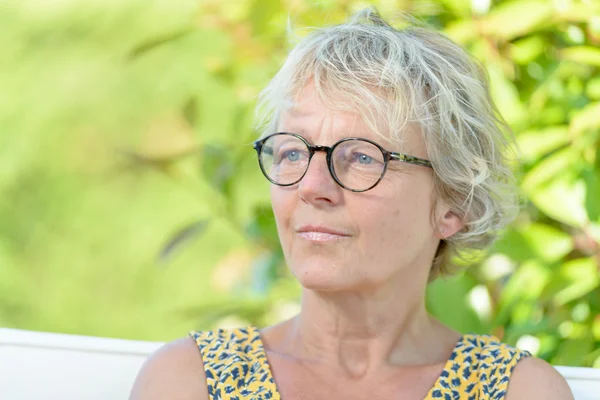 Retrato de una hermosa mujer de mediana edad — Foto de Stock