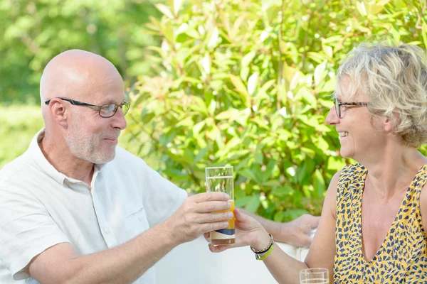 A middle-aged couples drinks — Stock Photo, Image