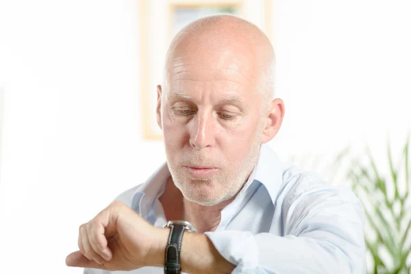A man  looks at his watch — Stock Photo, Image