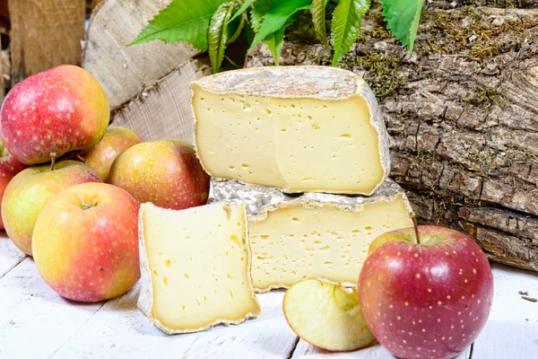Französischer Käse mit Äpfeln — Stockfoto