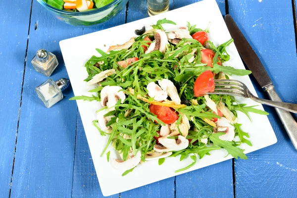 Сезонный салат на синем столе — стоковое фото