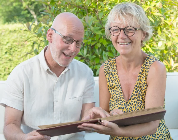 A couple looking at a photo album — Stock Photo, Image