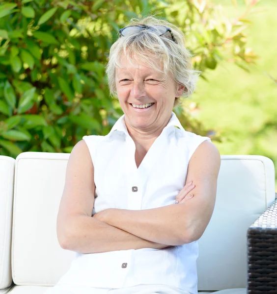 Una mujer sonriente de mediana edad — Foto de Stock