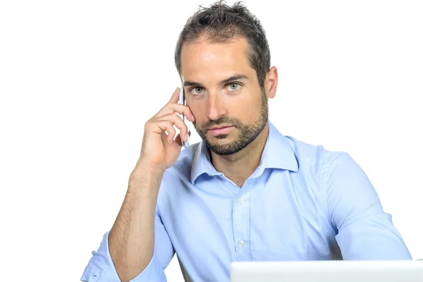 Retrato de um jovem empresário ao telefone — Fotografia de Stock