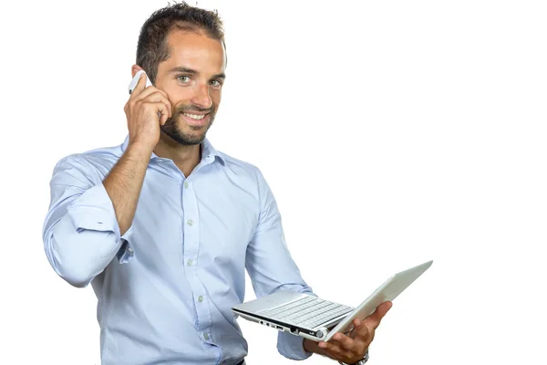 Ung affärsman med sin mobiltelefon i office. — Stockfoto