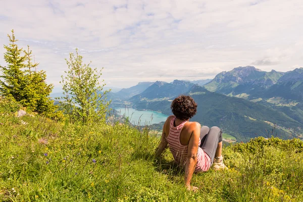 En kvinna tittar på berget — Stockfoto