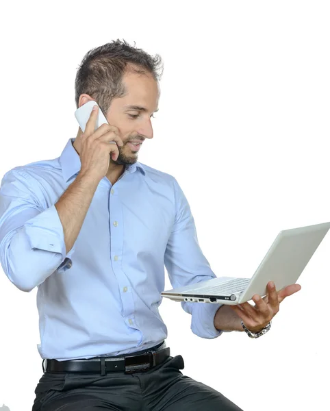 Jeune homme d'affaires utilisant son téléphone portable au bureau . — Photo