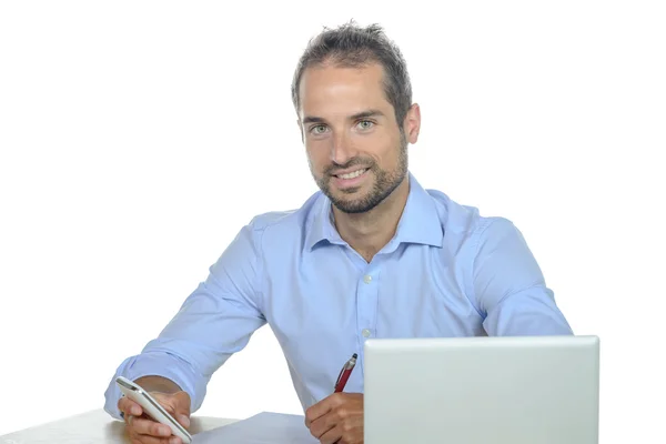 Ung affärsman med sin mobiltelefon i office. — Stockfoto