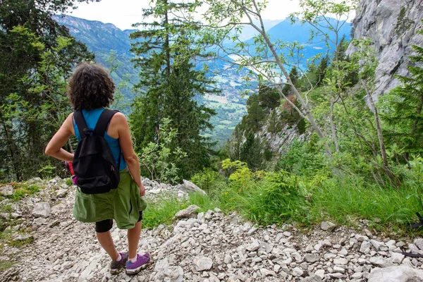 Femme randonneuse marchant dans les montagnes — Photo