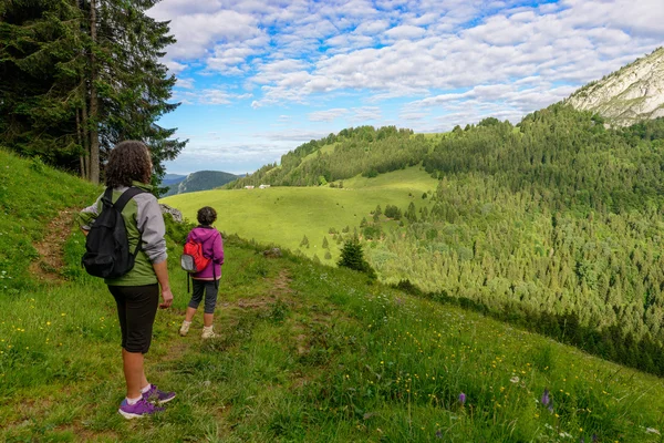 Deux femmes regardent la montagne — Photo