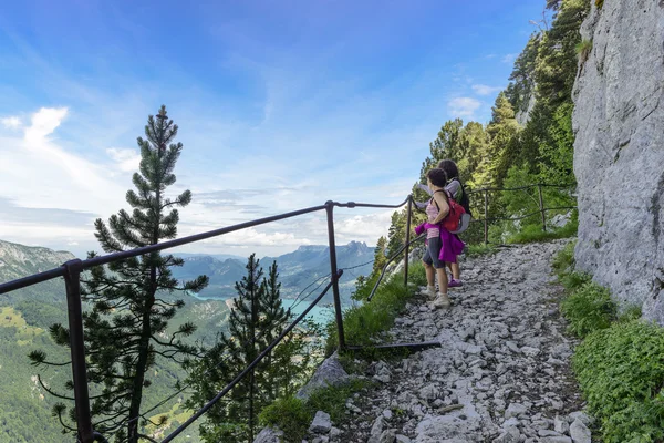 Two women hikers walking in the mountains — ストック写真