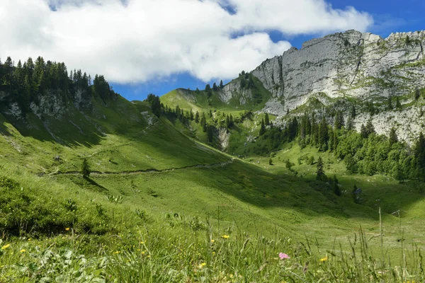 Mountain  with a blue sky — Stock fotografie