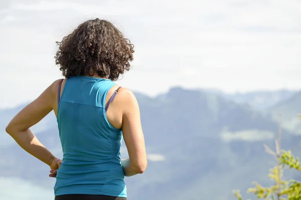 Donna che guarda le montagne — Foto Stock