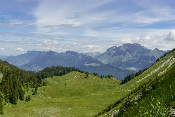 Berg mit blauem Himmel und kleinen Wolken — Stockfoto