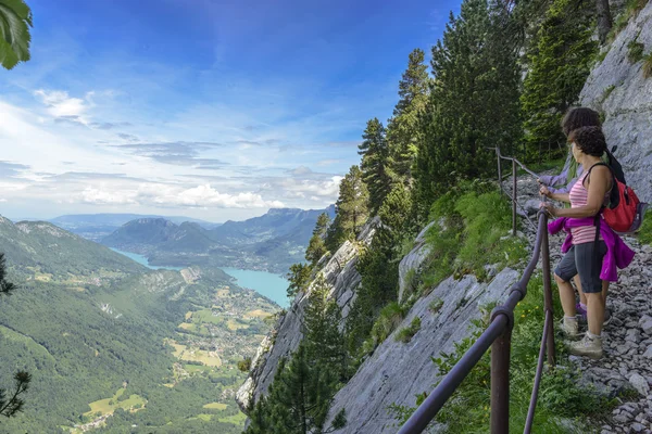 Two women hikers walking in the mountains — Stockfoto