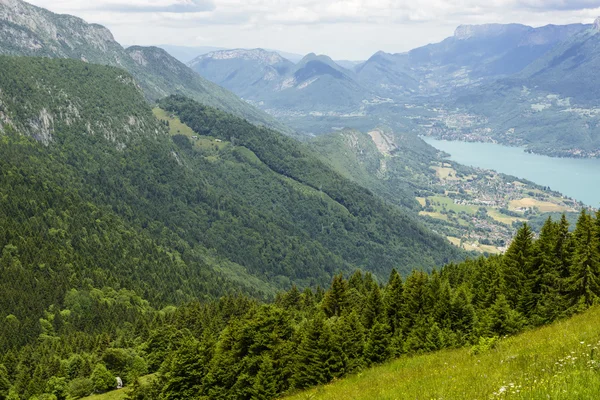 Berg mit blauem Himmel und kleinen Wolken — Stockfoto