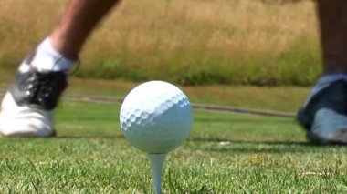 Tutum içine almak ve sürücü ile kolyesi golfçü Close-Up.