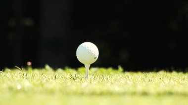 Tutum içine almak ve sürücü ile kolyesi golfçü Close-Up.