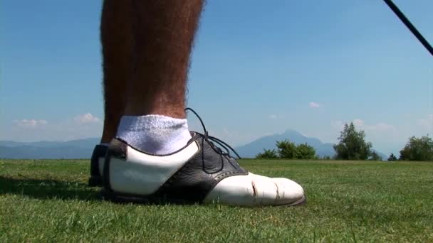 Detail golfista dostává do postoj a z odpaliště s ovladačem. — Stock video