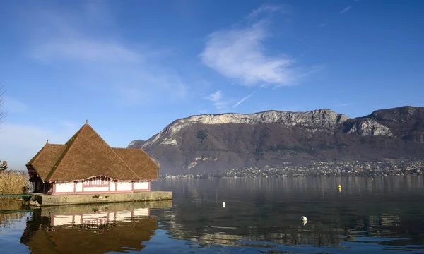 Uitzicht op het meer van Annecy in de herfst — Stockfoto