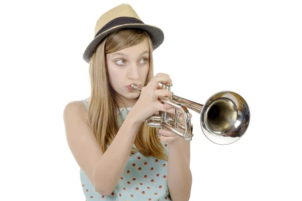 Uma menina bonita toca trompete — Fotografia de Stock