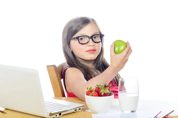 Una bella bambina con i capelli lunghi mangia una mela — Foto Stock